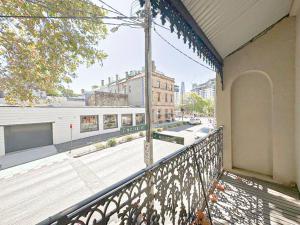 悉尼Pyrnmont Terrace & Townhouse的享有街道景色的建筑阳台