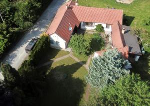 特热邦Chalupa Lužnice的享有红色屋顶房屋的顶部景色