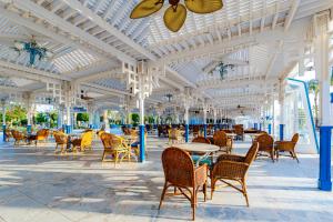 赫尔格达The Grand Hotel, Hurghada的楼内带桌椅的凉亭