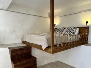 希马拉Amphora Guesthouse & Apartments的卧室配有一张壁挂式木制双层床