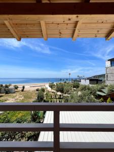 (( Spile ))Nashos Bungalows的从海滩房屋的阳台上可欣赏到海滩景色