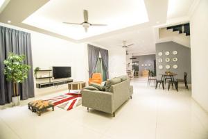 马六甲The Duyong Dream的带沙发和电视的客厅
