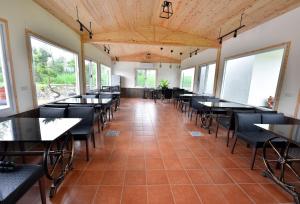 埔里乐居日记民宿的用餐室设有桌椅和窗户。