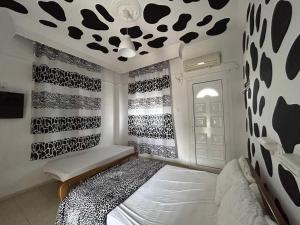 乐托卡亚Basilio's Studios的卧室设有黑白图案的墙壁