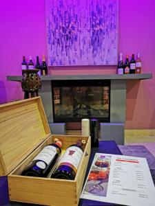 科托努L'Address的桌子上装有瓶装葡萄酒的木箱