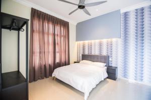 马六甲The Duyong Dream的卧室配有白色的床和吊扇