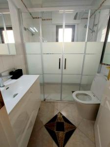 克萨达城Casa Prins 2-bed apartment with stunning views的一间带卫生间和玻璃淋浴间的浴室