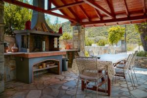 圣尼古拉奥斯Pagiantes的户外庭院设有壁炉和桌椅。