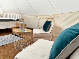 LincolnshireRosaBell Bell Tent at Herigerbi Park的带帐篷的客房,配有一张床和椅子