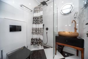 多布拉沃达Baba's Hotel & Spa的一间带水槽和淋浴的浴室
