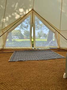 LincolnshireRosaBell Bell Tent at Herigerbi Park的窗前带垫子的帐篷