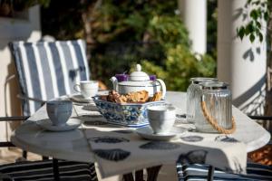 阿尔戈斯托利翁Virginia - Home in Helmata Argostoli的茶壶和茶具的桌子