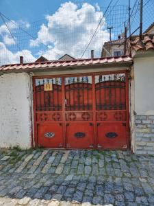 戈里察Liora's Place的房屋上带红色门的车库