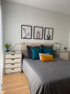 奥利特Habitación en casa de Mikel的一间卧室配有蓝色和黄色枕头的床