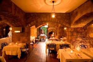 安塔利亚Alp Pasa Hotel - Special Class的一间在房间内配有桌椅的餐厅