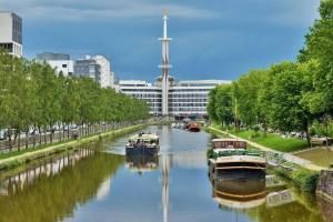 雷恩Appartement Rennes stade的城市中一条有船的河流