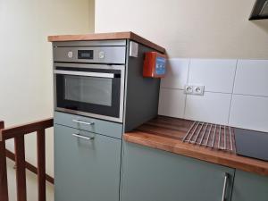 VledderveenB&B Bosstee的厨房配有冰箱和微波炉。