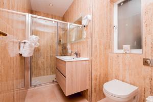 斯利马Giorgio Boutique Hotel的带淋浴、卫生间和盥洗盆的浴室