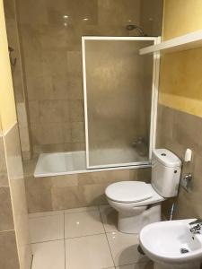 埃尔希古耶隆Medina Azahara的浴室配有卫生间、盥洗盆和浴缸。