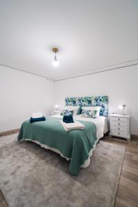圣若昂达佩什凯拉Casa Milita的一间卧室配有一张带绿毯的大床