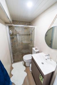 圣若昂达佩什凯拉Casa Milita的浴室配有卫生间、盥洗盆和淋浴。