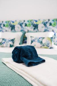圣若昂达佩什凯拉Casa Milita的床上有一条蓝色的毛巾