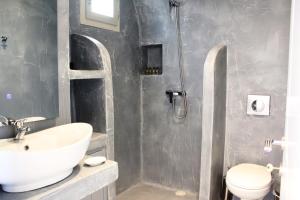 NikiáPalma resorts的一间带水槽和卫生间的浴室