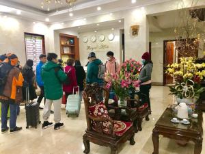 河江河江皇家酒店的一群人站在商店里