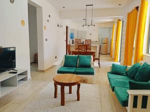 迪亚尼海滩V-Szameitat Homes, Kongo River的客厅配有绿色沙发和桌子