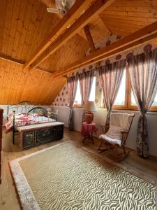 OdorínCozy family house的一间卧室配有一张床、一把椅子和地毯