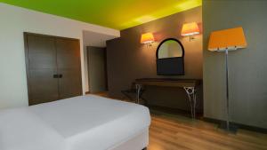 伊斯坦布尔伊斯坦布尔亚洲卡瓦奇克雷迪森公园酒店的一间卧室配有一张床、一张书桌和一面镜子