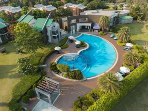 兰纳加Namah Resort Jim Corbett, a member of Radisson Individuals的享有别墅内游泳池的顶部景致