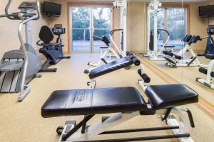 安克雷奇Wingate by Wyndham Anchorage Downtown - Ship Creek的健身房设有数台跑步机和健身器材