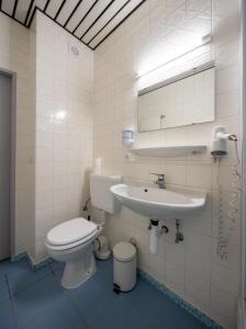 卢森堡布里斯托酒店的白色的浴室设有卫生间和水槽。
