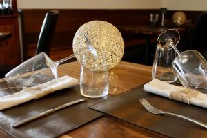 FusioUnique Hotel Fusio的一张带玻璃杯和餐具的木桌