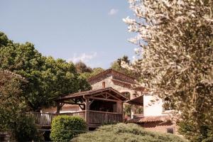 科尔比斯INSPIRE Villages - Anduze的树中间带凉亭的房子
