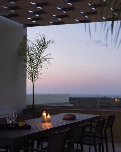 马鲁拉斯Mela Villas的一张桌子,上面放着蜡烛和一棵树,放在房间里