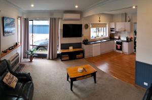 波特兰Ocean views的客厅配有沙发和桌子