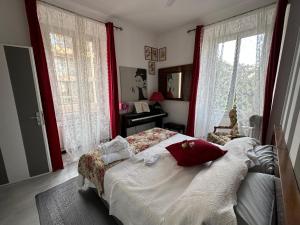 萨沃纳A4的一间卧室配有一张带红色窗帘的大床