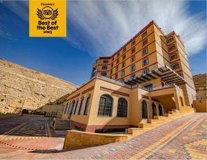 瓦迪穆萨Petra Canyon Hotel的带有读取最佳作品的标志的建筑