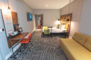 利兹利兹市中心竞技场宜必思尚品酒店的酒店客房,配有床和沙发