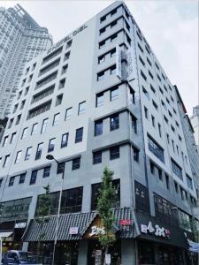 华城市Hotel Ciel Dongtan的一座位于城市中心的白色大建筑