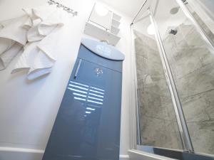 曼斯菲尔德Mansfield Town Centre Flats的带淋浴的浴室