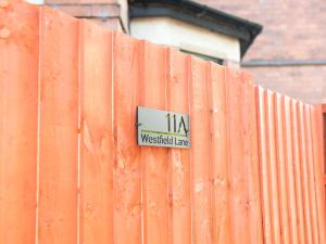 曼斯菲尔德Mansfield Town Centre Flats的橙色围栏边的标志