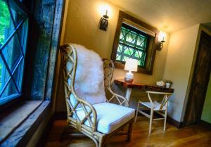 GuilfordVikings Villages Resort的一间带椅子和桌子的房间以及窗户