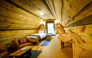 GuilfordVikings Villages Resort的小木屋间 - 带床和卧室