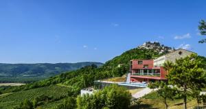 莫托文Winery & Design hotel ROXANICH的山边树木的房子