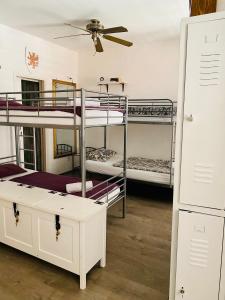 杜布罗夫尼克Kingslanding Old Town Hostel的客房设有三张双层床和天花板。