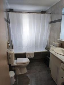 马科普隆A&J Apartments or Rooms athens airport的一间带卫生间和水槽的小浴室