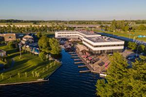 芬克芬Leonardo Hotel Vinkeveen Amsterdam的享有河边建筑物的空中景致